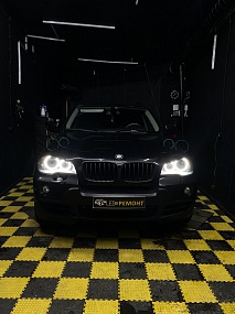 BMW X5 E70 White circle